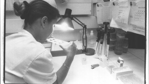 Laboratori de l'Hospital de Sant Jaume de Calella. 21 de setembre de 1993. Foto: Saül Gordillo (El Punt)