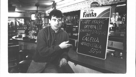 El Cafè Màgic de Calella fa una oferta de "xupitos" d'aigua "miraculosa" i "afrodisíaca" de l'aixeta de Calella a 50 pessetes. 2 de febrer de 1993. Foto: Saül Gordillo (El Punt)
