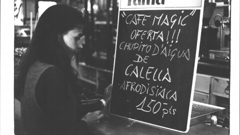 El Cafè Màgic de Calella fa una oferta de "xupitos" d'aigua "miraculosa" i "afrodisíaca" de l'aixeta de Calella a 50 pessetes. 2 de febrer de 1993. Foto: Saül Gordillo (El Punt)