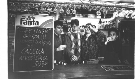El Cafè Màgic de Calella fa una oferta de "xupitos" d'aigua "miraculosa" i "afrodisíaca" de l'aixeta de Calella a 50 pessetes. 2 de febrer de 1993. Foto: Saül Gordillo (El Punt)