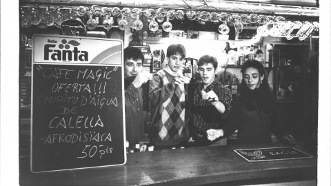 El Cafè Màgic de Calella fa una oferta de "xupitos" d'aigua "miraculosa" i "afrodisíaca" de l'aixeta de Calella a 50 pessetes. 2 de febrer de 1993. Foto: Saül Gordillo (El Punt)