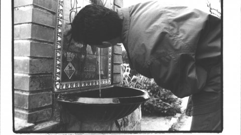 Polèmica sobre l'aigua de Calella. Un calellenc a la font pública del parc Dalmau de Calella. 5 de febrer de 1993. Foto: Saül Gordillo (El Punt)