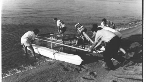 Embarcació contractada per l'Ajuntament de Calella per netejar l'aigua de la costa en superfície. 1991. Foto: Saül Gordillo (El Punt)