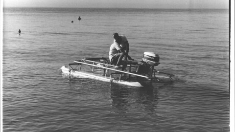Embarcació contractada per l'Ajuntament de Calella per netejar l'aigua de la costa en superfície. 1991. Foto: Saül Gordillo (El Punt)