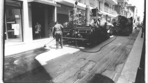 Treballs d'asfaltatge dels carrers de Calella. 21 de setembre de 1993. Foto: Saül Gordillo (El Punt)