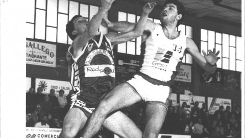 Salvador Pedemonte, jugador del Club Bàsquet Calella, durant un partit contra l'Alcúdia al pavelló de Calella. 1991. Foto: Saül Gordillo (El Punt)