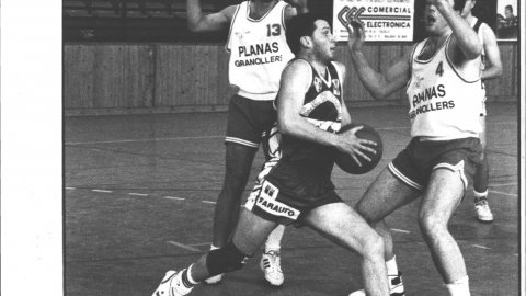 Partit de bàsquet entre el CB Calella i el Granollers, al pavelló de Calella, amb el jugador calellenc Salvador Pedemonte i els granollerins Marià Yeste (13) i Xavi Teruel (4). 1991. Foto: Saül Gordillo (El Punt)