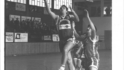 Enric Rosell, jugador del Club Bàsquet Calella, entrant a cistella en un partit al pavelló de Calella. 1991. Foto: Saül Gordillo (El Punt)