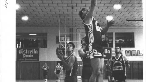 Enric Rosell i Salvador Pedemonte en el partit de bàsquet entre el CB Calella i el Ripollet, al pavelló de Calella. 1991. Foto: Saül Gordillo (El Punt)
