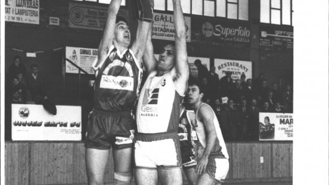 Jaume Julià, pivot del CB Calella, en una jugada d'atac contra els jugadors de l'Alcúdia San Emeterio i Xisco Borràs, al pavelló de Calella. 1991. Foto: Saül Gordillo (El Punt)