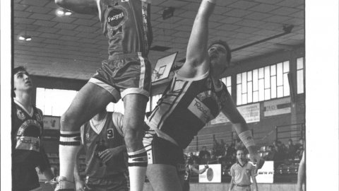 Partit de bàsquet entre el CB Calella i el Montgat, al pavelló de Calella. S'hi veuen els jugadors Jaume Julià i David Homs, del Calella, i Rafa Cubas i Ramon Balagué, del Montgat. L'àrbitre era Òscar Carod. 1991. Foto: Saül Gordillo (El Punt)