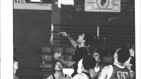 Partit de bàsquet entre el CB Calella i el Mollet, al pavelló del Calella. 1990. Foto: Saül Gordillo (El Punt)