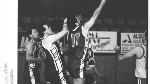 Partit de bàsquet entre el CB Calella i el Cornellà, al pavelló de Calella. 1990. Foto: Saül Gordillo (El Punt)