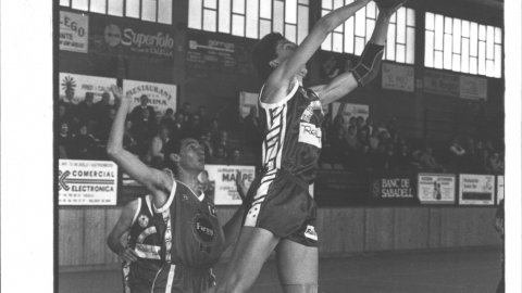 Partit de bàsquet entre el CB Calella i el Montgat, al pavelló de Calella. S'hi veu el pívot del Calella Jaume Julià. 1991. Foto: Saül Gordillo (El Punt)