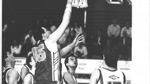 Partit de bàsquet entre el CB Calella i el CB Tarragona, al pavelló de Calella. S'hi veu el jugador del Calella David Homs. 1991. Foto: Saül Gordillo (El Punt)