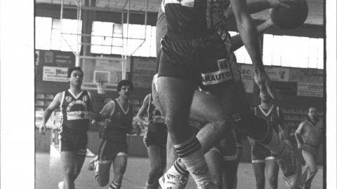 Partit de bàsquet del CB Calella, al pavelló de Calella. 1991. Foto: Saül Gordillo (El Punt)