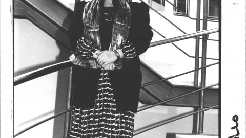 Conxita Campoy (PSC), alcaldessa de Malgrat de Mar, a les escales del nou ajuntament. 1993. Foto: Saül Gordillo (El Punt)