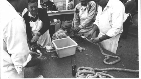 Matança del porc, amb Jaume Pinsach, Pere Font i Miquel Bosch, entre d'altres. Calella. 1991. Foto: Saül Gordillo (El Punt)