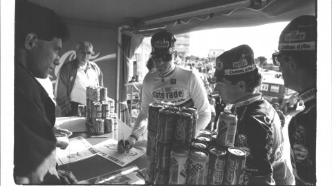 Gianni Bugno, de l'equip Gatorade, abans de la sortida de la Setmana Catalana de Ciclisme a Pineda de Mar. 1992. Foto: Saül Gordillo (El Punt) 
