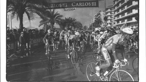 Sortida de la Setmana Catalana de Ciclisme al passeig marítim de Pineda de Mar. 1992. Foto: Saül Gordillo (El Punt) 