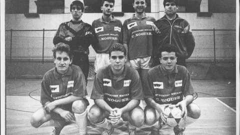 Equip de futbol sala de Canet de Mar. D'esquerra a dreta i de dalt a baix: Xavi Soler, Josep Gratovil, Jordi Espàrrech, Àngel Carmona i, ajupits, Albert Dotras, Iago Ferrer-Calbetó i Albert Jou. 1990. Foto: Saül Gordillo (El Punt)