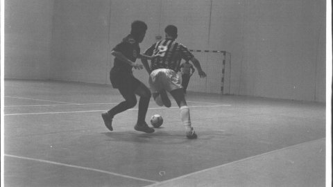 Partit de futbol sala entre el Sant Pol i el Barça, al pavelló de Sant Pol de Mar. 1991. Foto: Saül Gordillo (El Punt)