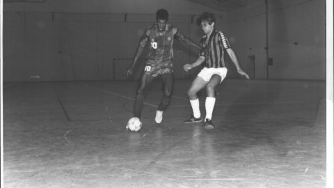 Partit de futbol sala entre el Sant Pol i el Barça, al pavelló de Sant Pol de Mar. 1991. Foto: Saül Gordillo (El Punt)