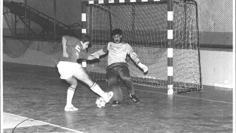 Partit de futbol sala entre el Vilassar i l'Escala, al pavelló de Vilassar de Mar. 1991. Foto: Saül Gordillo (El Punt)