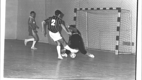 Partit de futbol sala entre el Platja d'Aro i el Canet de Mar. 1990. Foto: Saül Gordillo (El Punt)
