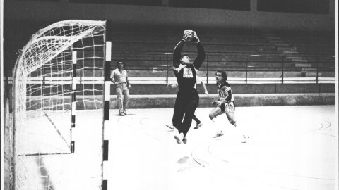Partit de futbol sala a Platja d'Aro. 1990. Foto: Saül Gordillo (El Punt)