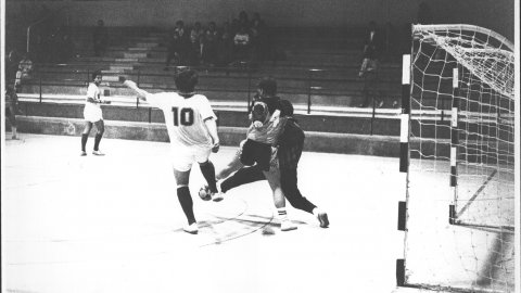 Partit de futbol sala entre l'Arenys de Munt i el Platja d'Aro. 1990. Foto: Saül Gordillo (El Punt)