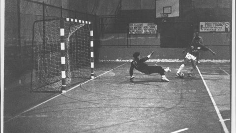 Partit de futbol sala entre el Canet de Mar i l'Escala, al pavelló de Canet. 1990. Foto: Saül Gordillo (El Punt)