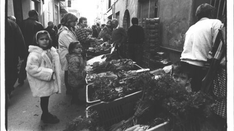 Tradicional mercat de Sant Nicolau, de festa major, al carrer Desclapers, davant l'actual biblioteca La Cooperativa de Malgrat de Mar. 1991. Foto: Saül Gordillo (El Punt)
