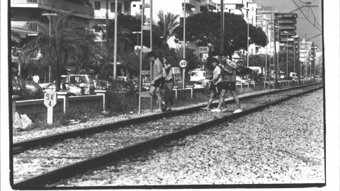 Turistes creuant la via del tren a la zona hotelera de Malgrat de Mar on s'havia produït un atropellament mortal. 1992. Foto: Saül Gordillo (El Punt)