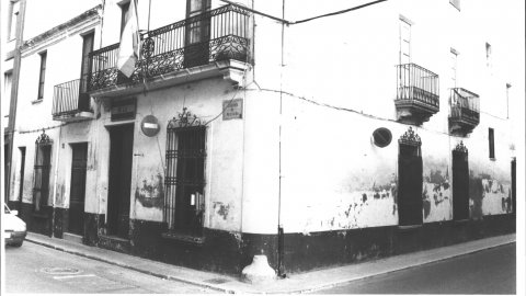 Caserna de la Guàrdia Civil de Malgrat de Mar poc abans del seu enderrocament. 1992. Foto: Saül Gordillo (El Punt)