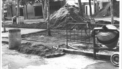 Plaça de l'Església de Malgrat de Mar en obres. 1990. Foto: Saül Gordillo (El Punt)