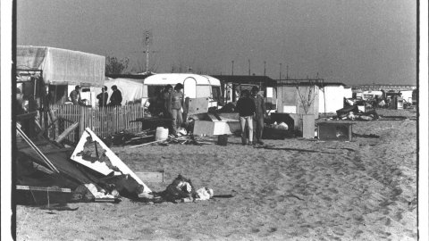 Desmantellament del càmping il·legal de la platja de Pineda de Mar abans que les màquines de la Delegació de Costes de l'Estat entrin per enderrocar-lo. 1992. Foto: Saül Gordillo (El Punt)