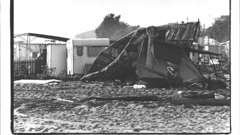 Desmantellament del càmping il·legal de la platja de Pineda de Mar abans que les màquines de la Delegació de Costes de l'Estat entrin per enderrocar-lo. 1992. Foto: Saül Gordillo (El Punt)