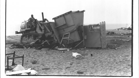Desmantellament del càmping il·legal de la platja de Pineda de Mar abans que les màquines de la Delegació de Costes de l'Estat entrin per enderrocar-lo. 1992. Foto: Saül Gordillo (El Punt)