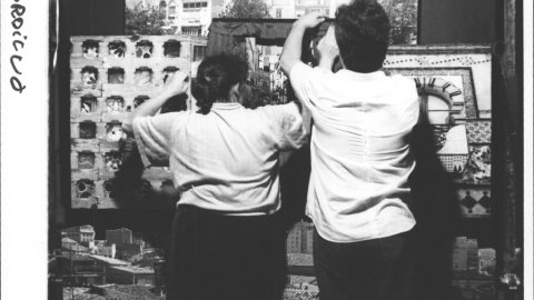 Muntatge d'una exposició de Foto-Film Calella. 1990. Foto: Saül Gordillo (El Punt)