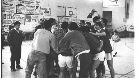 Partit d'handbol entre el San Sebastián i el Malgrat. Eufòria dels malgratencs que aconsegueixen l'ascens a Segona Divisió. 1991. Foto: Saül Gordillo (El Punt)