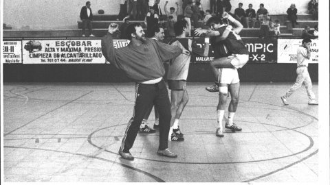 Partit d'handbol entre el San Sebastián i el Malgrat. Eufòria dels malgratencs que aconsegueixen l'ascens a Segona Divisió. 1991. Foto: Saül Gordillo (El Punt)