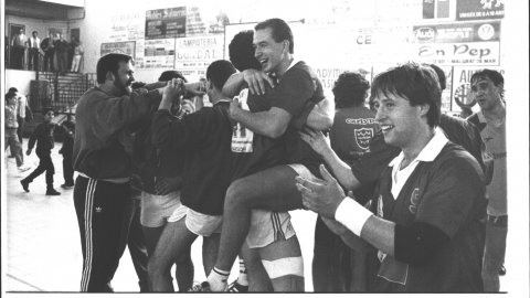 Partit d'handbol entre el San Sebastián i el Malgrat. Eufòria dels malgratencs que aconsegueixen l'ascens a Segona Divisió. 1991. Foto: Saül Gordillo (El Punt)
