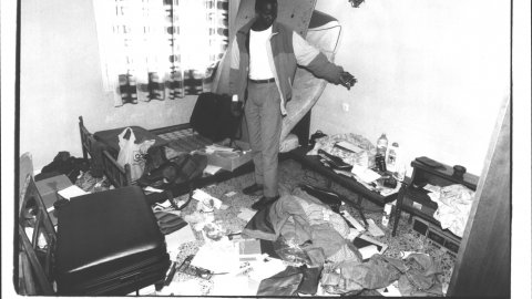 Escorcoll i detenció de tretze africans per tràfic de drogues a Pineda de Mar. Alguns dels inquilins ensenyen les destrosses de la policia. 11 de març de 1993. Foto: Saül Gordillo (El Punt)