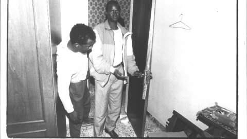 Escorcoll i detenció de tretze africans per tràfic de drogues a Pineda de Mar. Alguns dels inquilins ensenyen les destrosses de la policia. 11 de març de 1993. Foto: Saül Gordillo (El Punt)