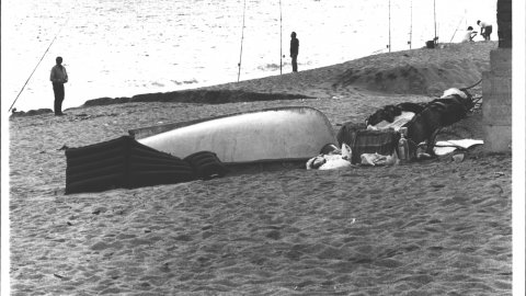 Unes nenes que van abandonar el seu domicili familiar dormen de nit a la sorra de la platja de Pineda de Mar al costat d'una barca a l'emissari submarí d'aigües residuals a l'alçada de la riera. 1990. Foto: Saül Gordillo (El Punt)