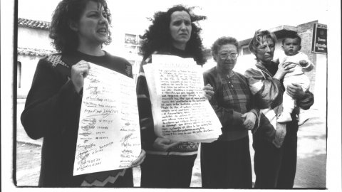 Queixes de veïns de Pineda de Mar pels talls en el servei de  subministrament d'aigua. Pineda de Mar. 26 d'octubre de 1993. Foto: Saül Gordillo (El Punt)