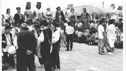 Trobada de gegants al passeig de mar de Calella. 1990. Foto: Saül Gordillo (El Punt)