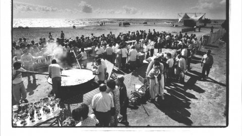 XII Fira de Calella i l'Alt Maresme. Arrossada popular de festa major amb el Grup Pa, Vi i Moltó, al passeig davant de mar amb les noves guinguetes de la platja al fons. Setembre de 1992. Foto: Saül Gordillo (El Punt)