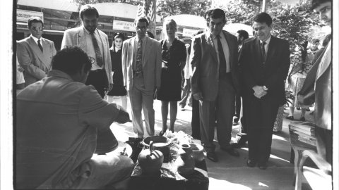 El primer conseller de Medi Ambient de la Generalitat, Albert Vilalta, i l'alcalde de Calella, Joaquim Rey (CiU), acompanyats d'altres autoritats, visiten la Fira de Calella i l'Alt Maresme. Setembre de 1991. Foto: Saül Gordillo (El Punt)